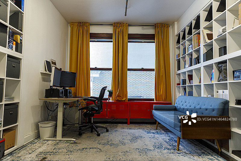 现代办公室里的空椅子和沙发图片素材