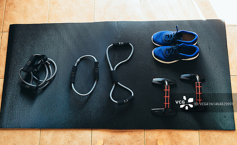 居家运动装备：鞋子、扩鞋器和橡胶图片素材