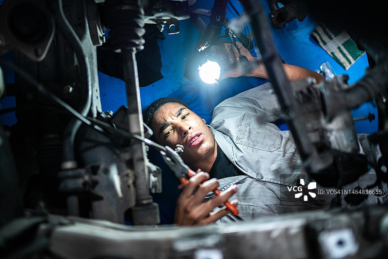 汽车修理工在修理店修理汽车图片素材
