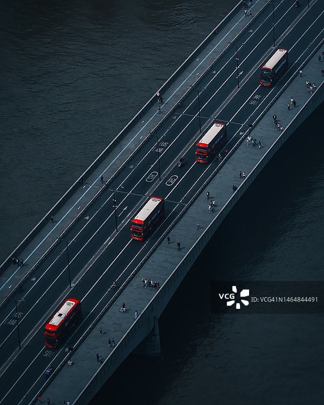 英国伦敦伦敦桥和红色双层巴士鸟瞰图图片素材