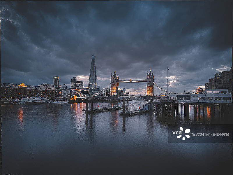 伦敦塔桥与泰晤士河日落图片素材