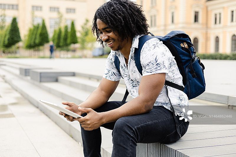 在城市中进行视频通话的快乐非裔美国人肖像图片素材