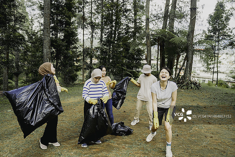 人们清理草地上的垃圾图片素材