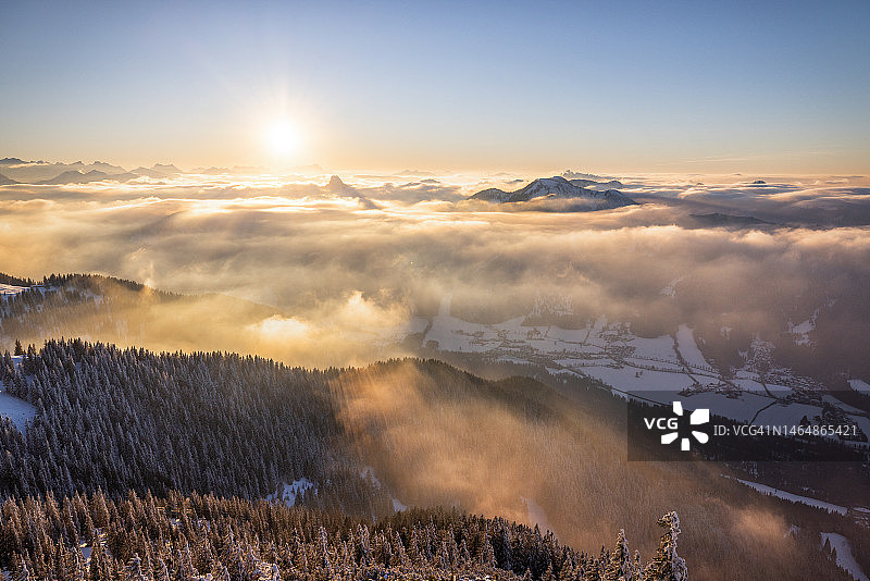 瓦尔贝格山顶的阿尔卑斯山全景图片素材