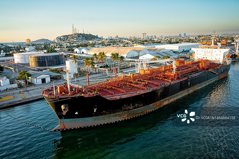 冬季晴朗的傍晚停靠在墨西哥马萨特兰港的大型油轮图片素材