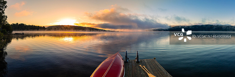两条河湖，阿冈昆省立公园，夏日日出图片素材