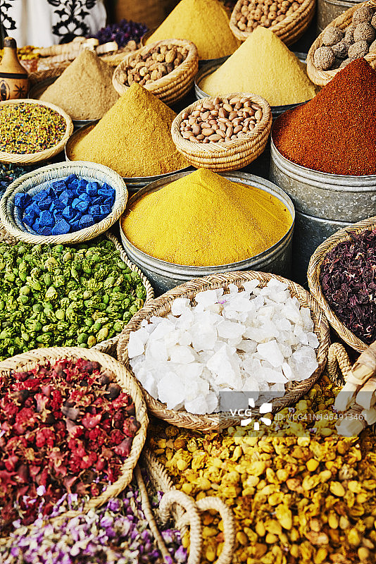 香料店前的香料和干花篮图片素材