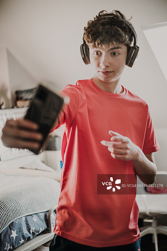 青少年在家录制视频博客图片素材