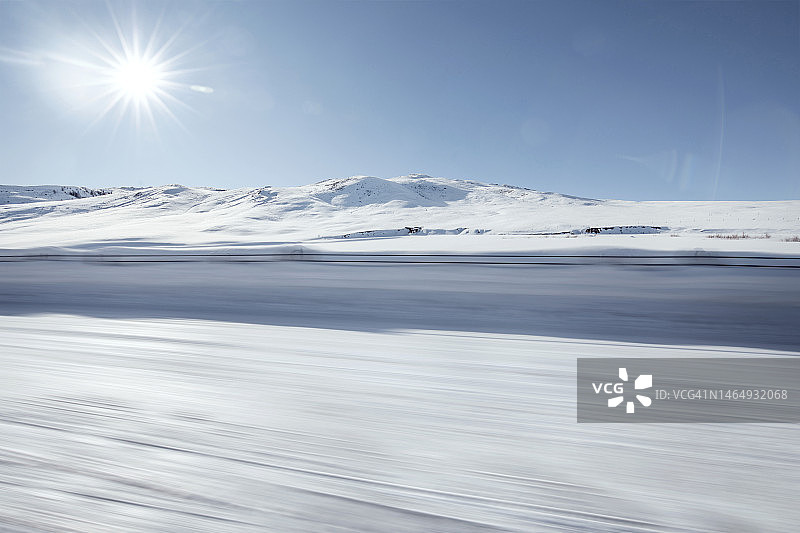 逆光雪山公路图片素材