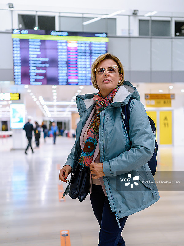 查看航班时刻表图片素材