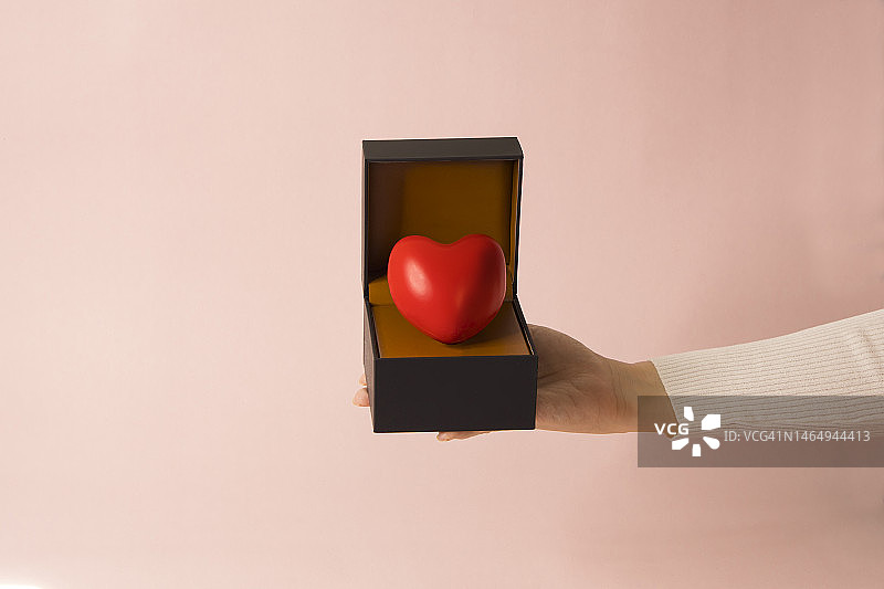 心形物体的“爱”概念静物图片素材