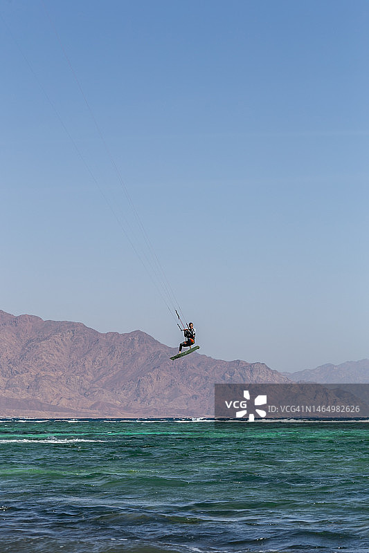 在海上用风筝做特技的女子风筝冲浪者图片素材