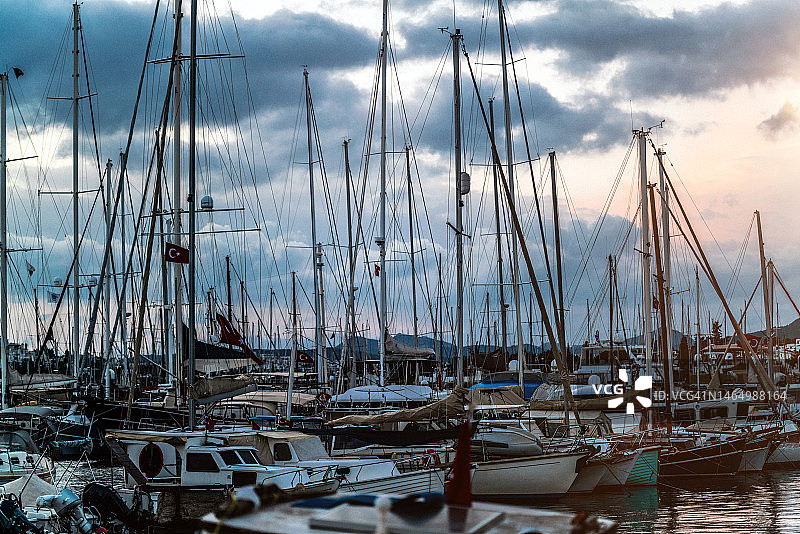 日落时分码头上的系泊游艇图片素材