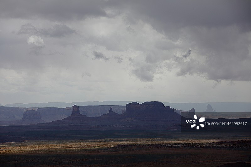 纪念碑谷多云天空下的孤山岩层剪影图片素材