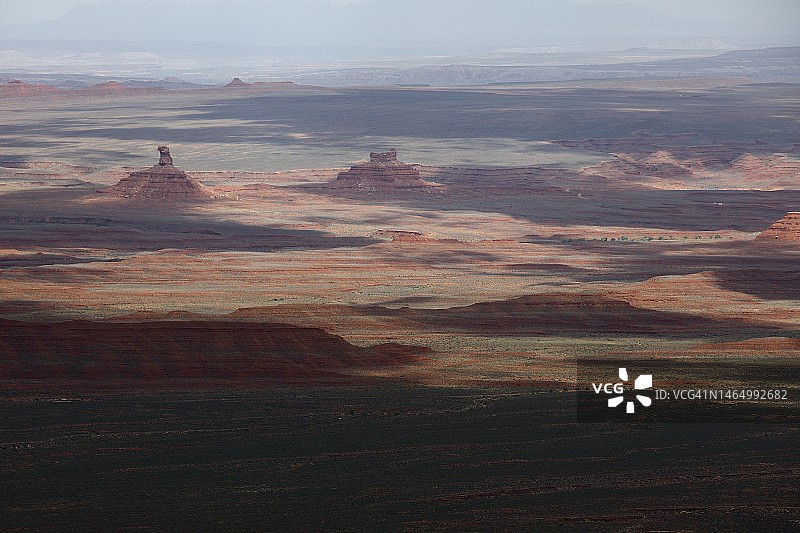 上帝之谷砂岩丘陵岩层高角度视图图片素材