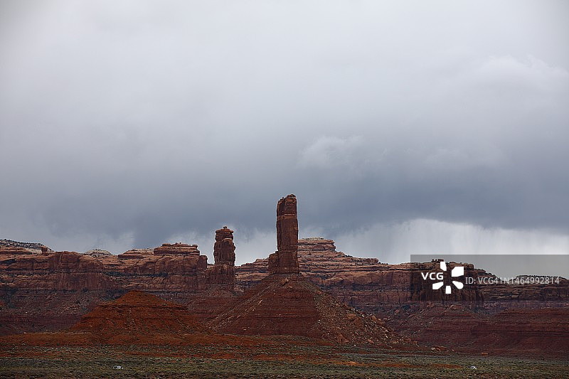 众神谷的孤山岩层和台地，背景是多云的天空图片素材