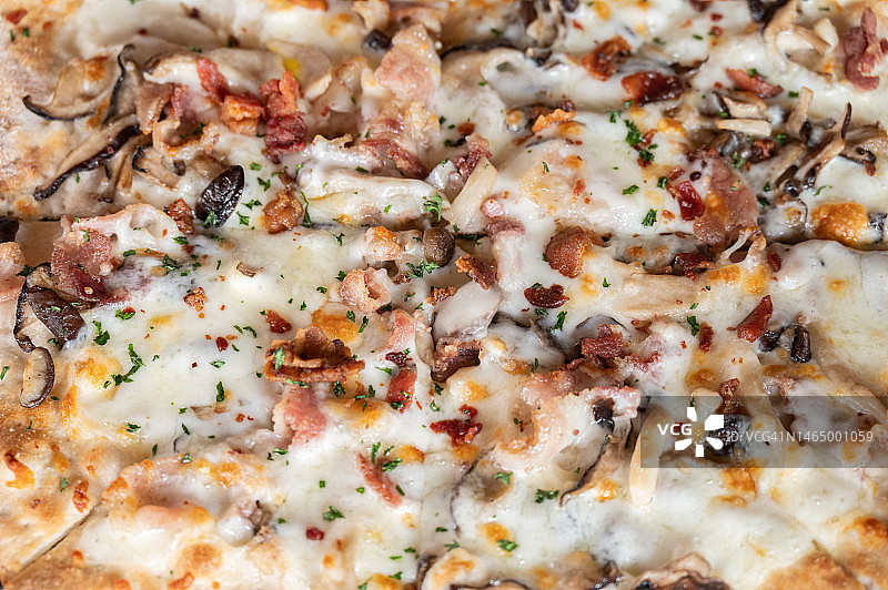 意大利蘑菇披萨表面特写镜头图片素材