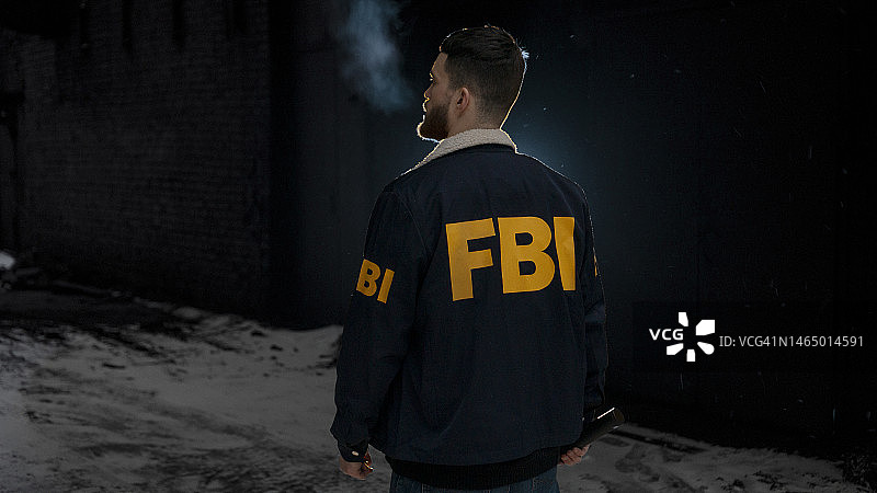 身穿制服的FBI探员站在寒冷的街道上图片素材