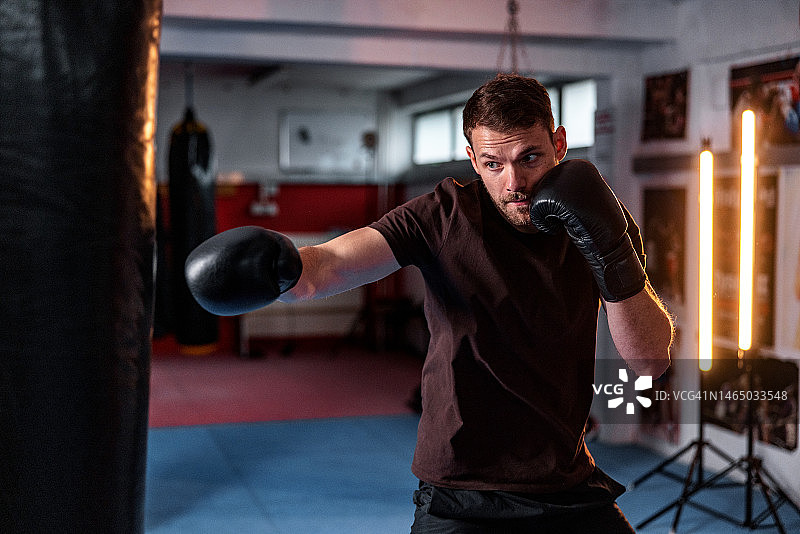 在健身房训练的年轻白人拳击手图片素材