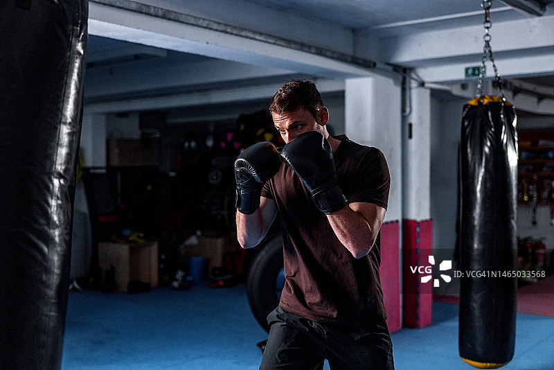 在健身房训练的年轻白人拳击手图片素材