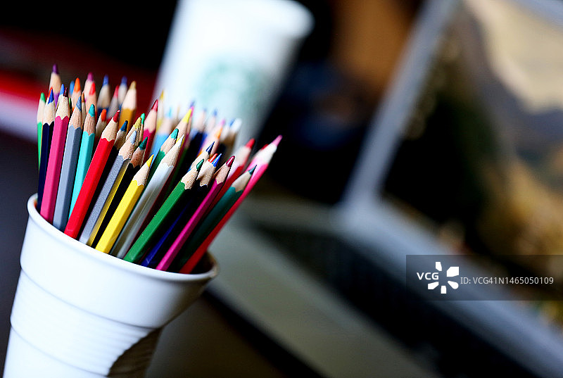 模糊笔记本背景下的彩色铅笔图片素材