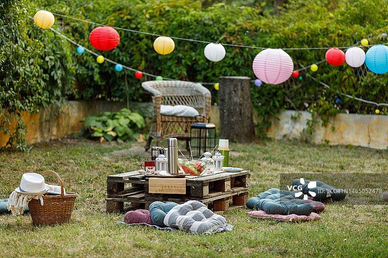后花园派对：精美的装饰、食物、饮品和户外座位图片素材