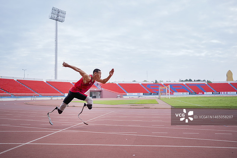 截肢运动员在体育场的爆发起跑图片素材