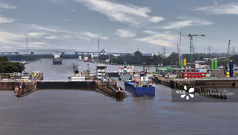 拖船将游轮运入德国基尔运河的船闸。（Ed Lallo/Getty Images 拍摄）图片素材