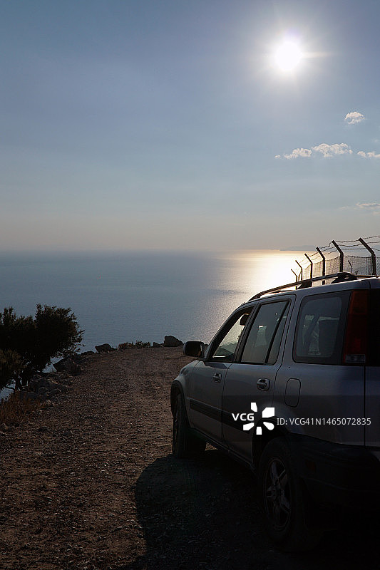 汽车行驶在博兹布伦山上的土路上，背景是地中海图片素材