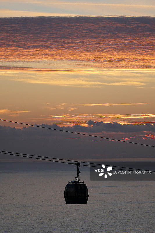 地中海上空的缆车，日落时分，有云图片素材