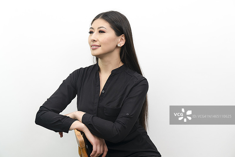 纯色背景上的年轻亚洲女商人图片素材