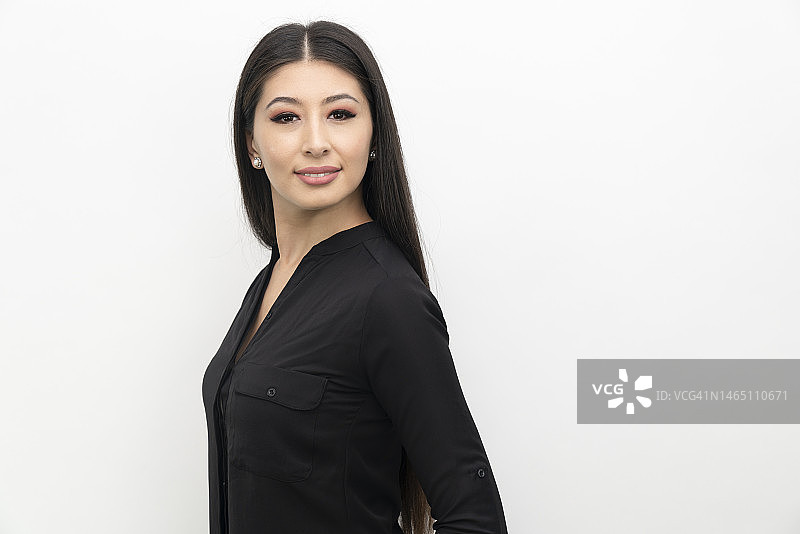 纯色背景上的年轻亚洲女商人图片素材