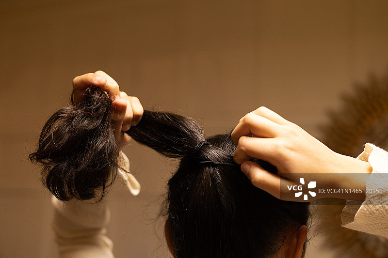 混血年轻女人扎马尾图片素材