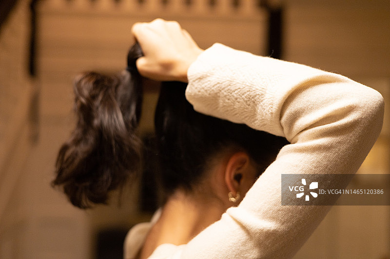 混血年轻女人扎马尾图片素材