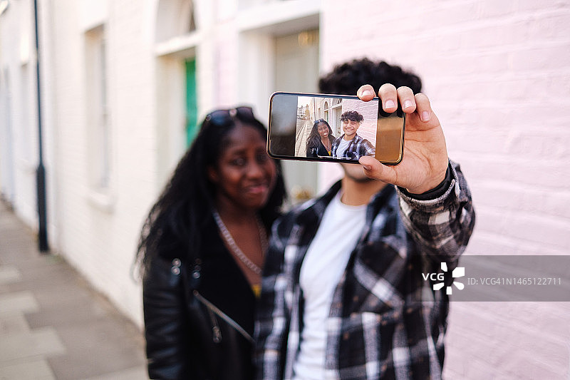 快乐的朋友们在户外自拍图片素材