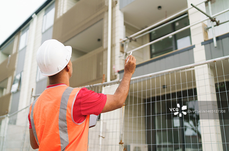 建筑师在建筑工地检查工作图片素材
