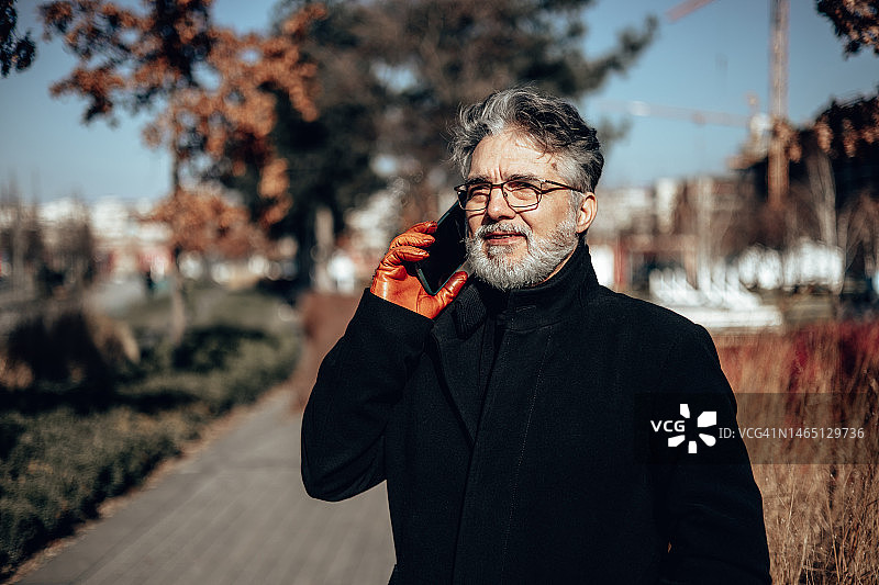 城市街道上的老年商人图片素材