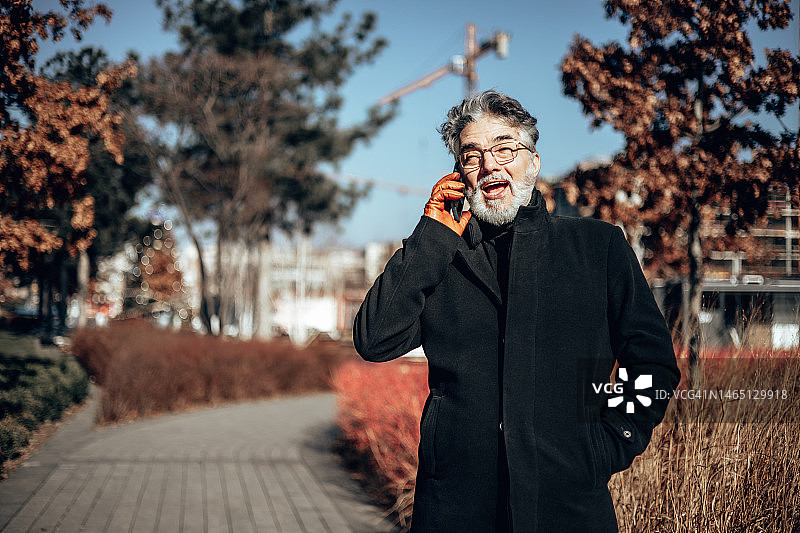 城市街道上的老年商人图片素材