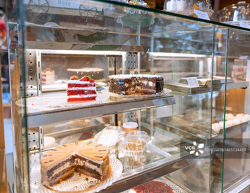 面包店里陈列的各种新鲜甜点图片素材