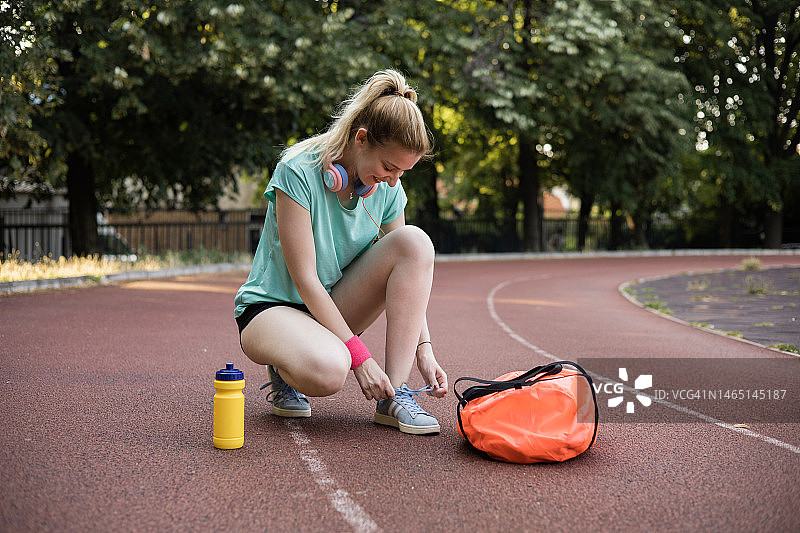 准备训练的快乐女孩图片素材