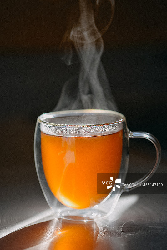 热气腾腾的茶杯图片素材