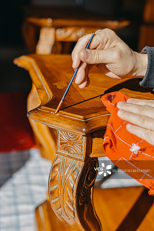 古董木制家具上的油渍图片素材