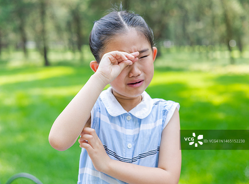 小女孩哭泣擦眼泪图片素材