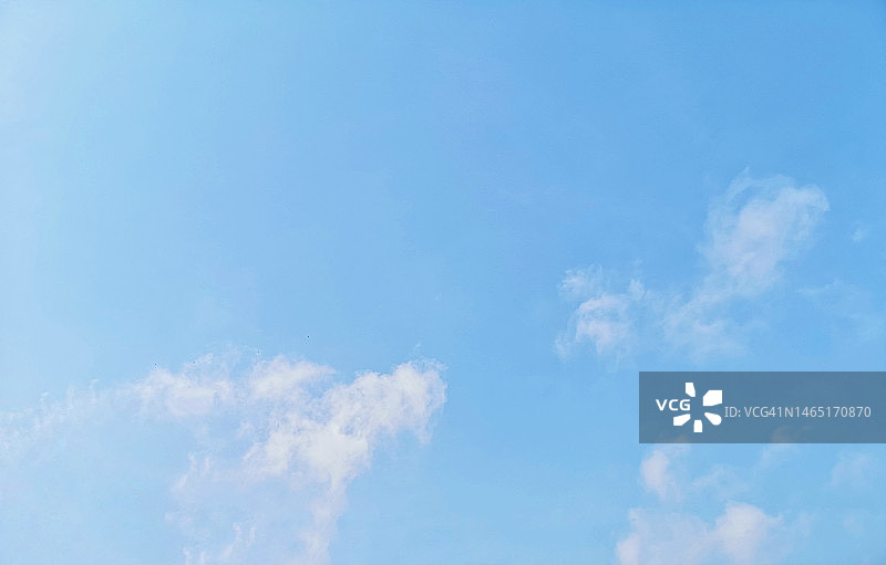 蓝天白云自然背景，留白区域可供文字编辑图片素材