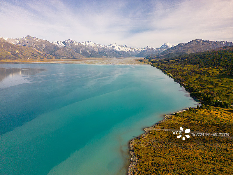 冰川融水汇入普卡基湖图片素材