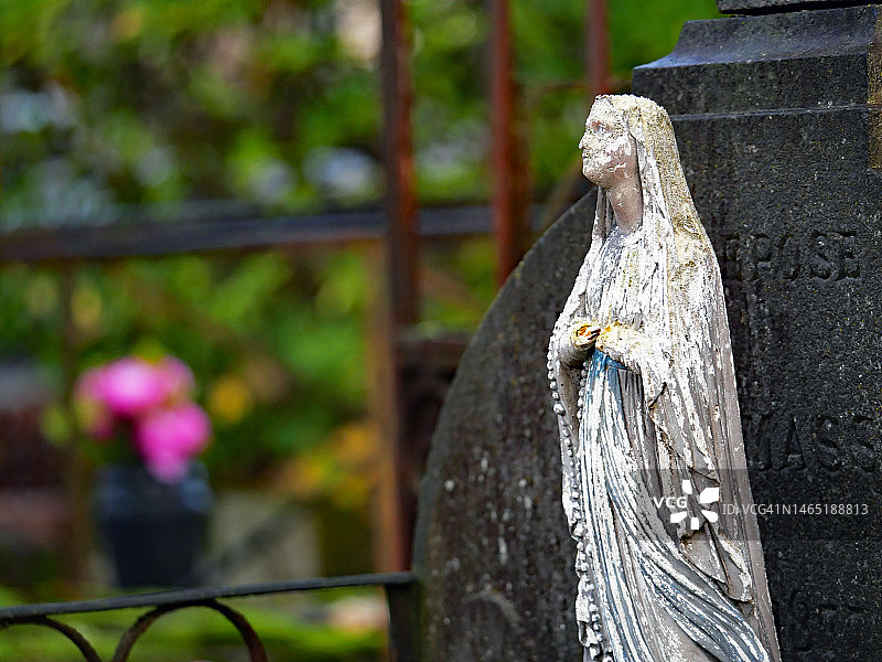 巴黎墓地中圣母玛利亚的古旧雕塑图片素材