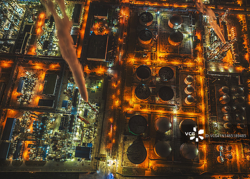 夜晚烟囱冒烟的工业区图片素材