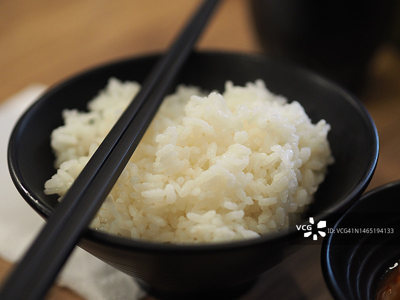 黑碗筷子里的米饭图片素材