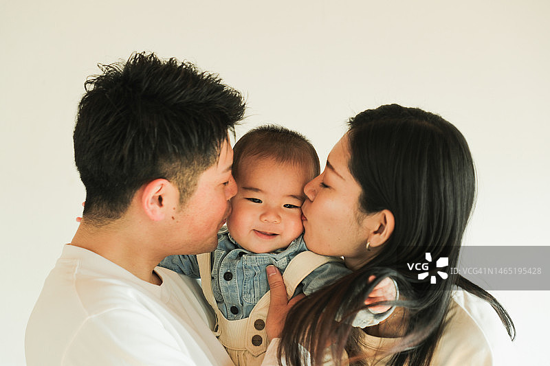 幸福的亚洲家庭肖像图片素材