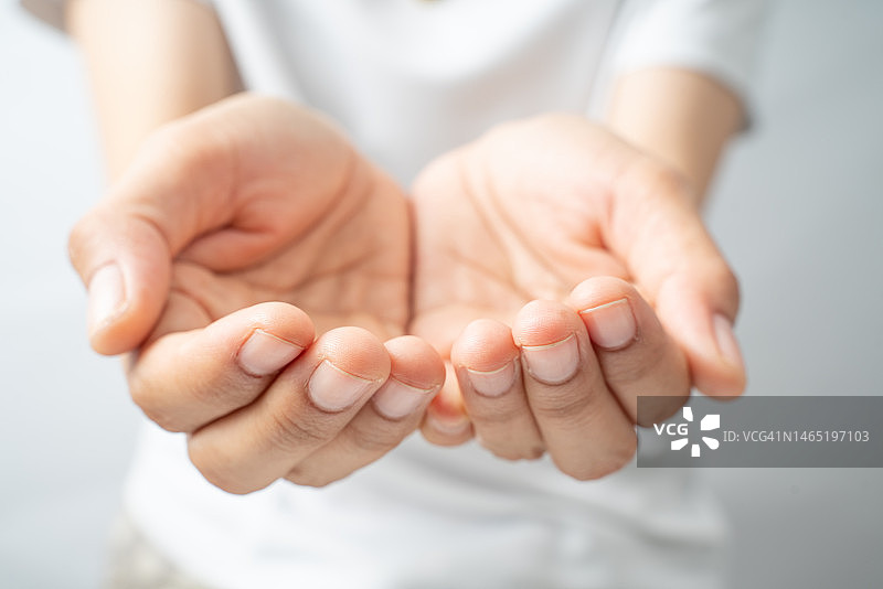 白色背景上张开的女性双手图片素材